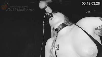 Nighean bhòidheach le tits foirfe aig toll na glòir